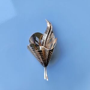 150 Vintage Gold Tone Flowy Leaf Brooch Pin Intricate Mid-Century Modern